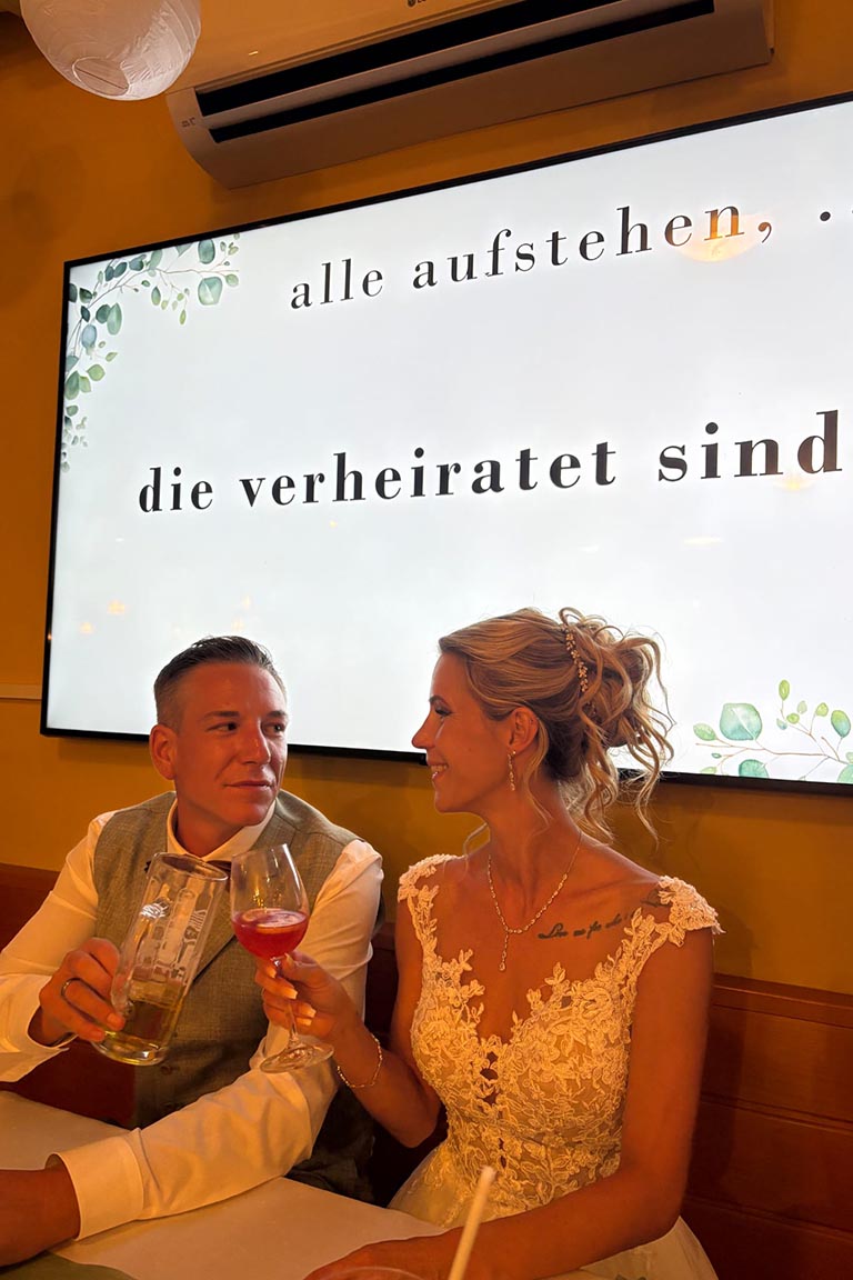 Braut und Bräutigam bei der Feier in der FEIEREI, moderne wedding location in Oberösterreich für stilvolle Hochzeitsmomente.