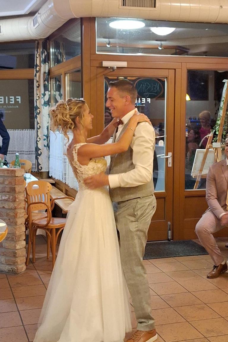 Hochzeitspaar beim Eröffnungstanz in der FEIEREI, stilvolle wedding location in Oberösterreich für unvergessliche Hochzeitsfeiern.