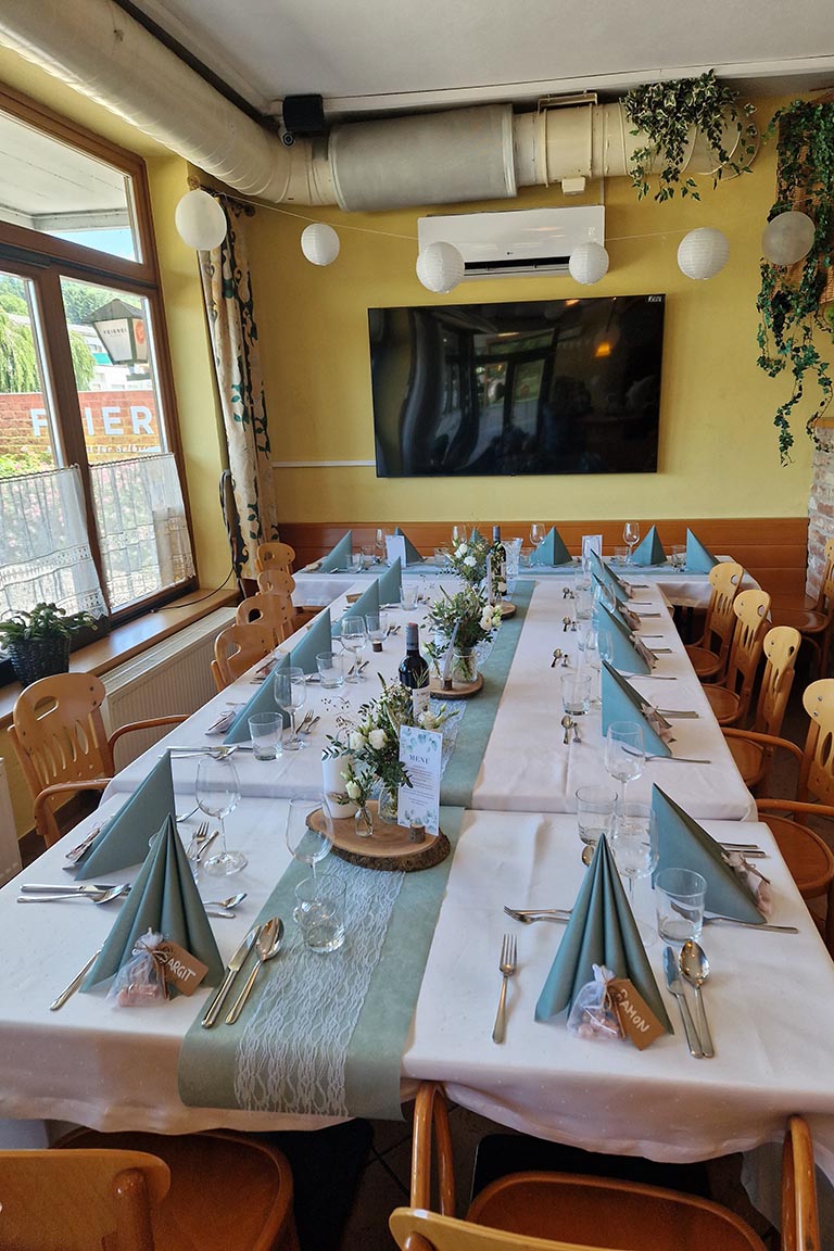 Stilvoll dekorierter Hochzeitstisch bei FEIEREI, moderner Innenbereich der wedding location in Oberösterreich für festliche Feiern.