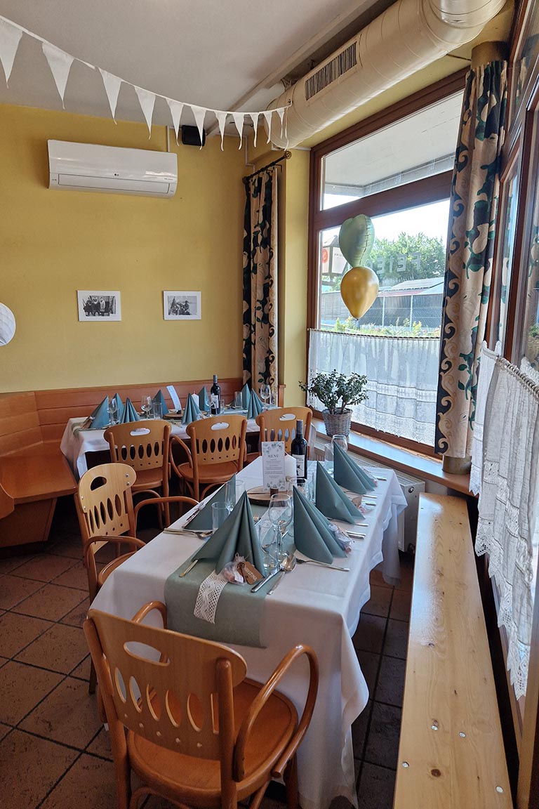 Festlich gedeckter Tisch bei FEIEREI, gemütliche wedding location in Oberösterreich für unvergessliche Hochzeitsfeiern im Innenbereich.