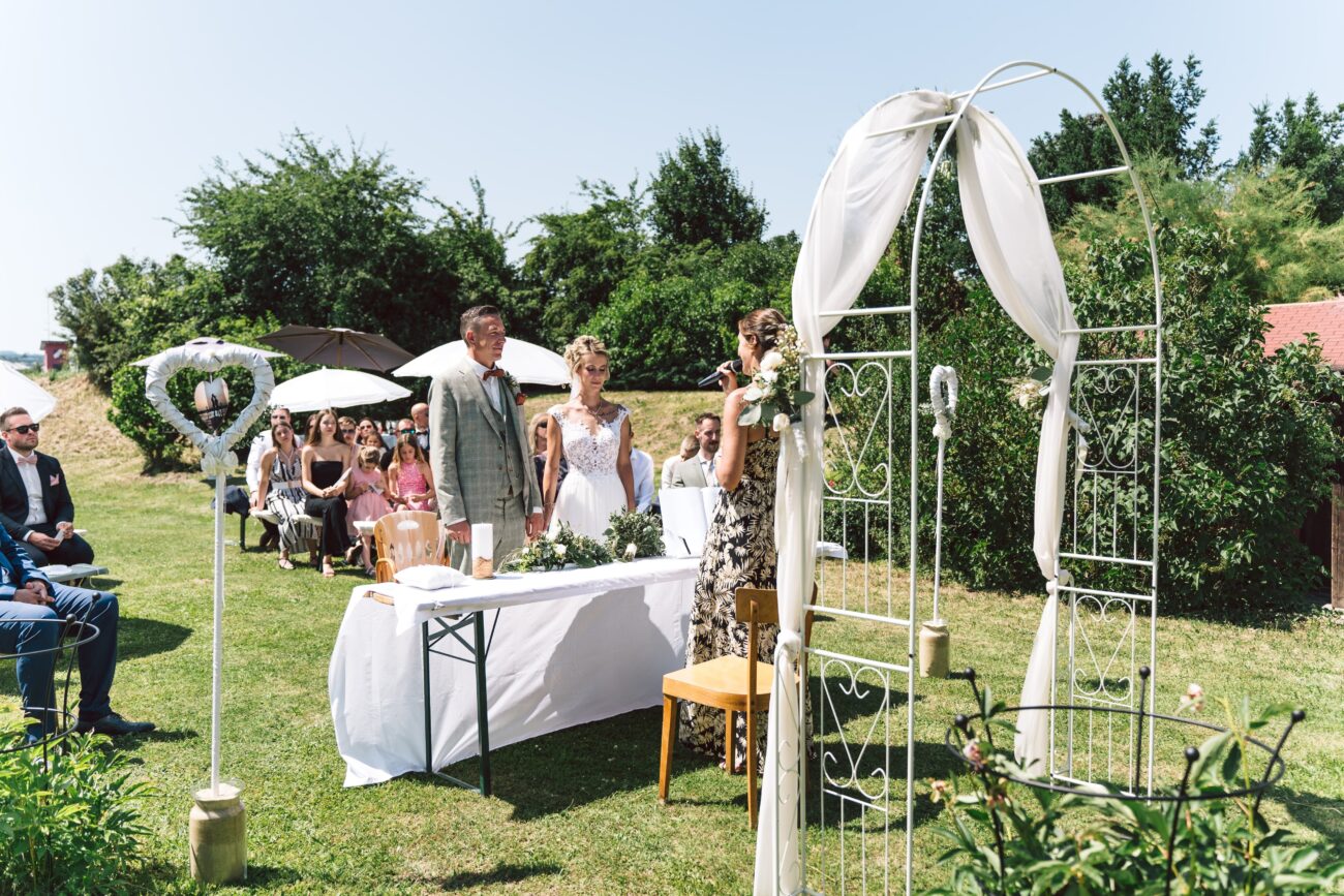 Freie Trauung im Garten der FEIEREI mit Brautpaar und Gästen, idyllische wedding location in Oberösterreich für Zeremonien im Freien.